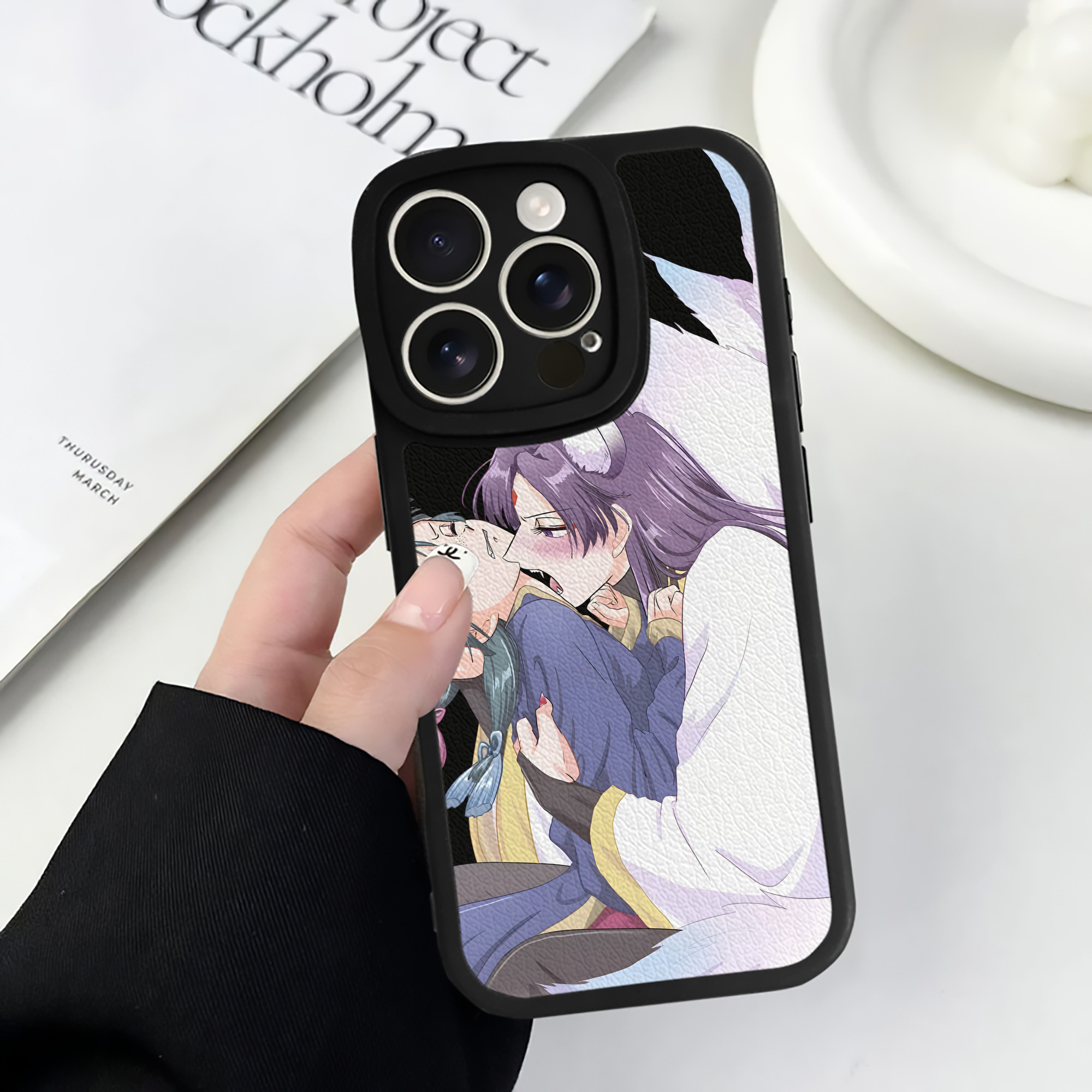 （画像用） 薬屋のひとりごと The Apothecary Diaries 【iPhone 16シリーズ対応】シリコンスマホケース（レザー調） 材質：シリコン